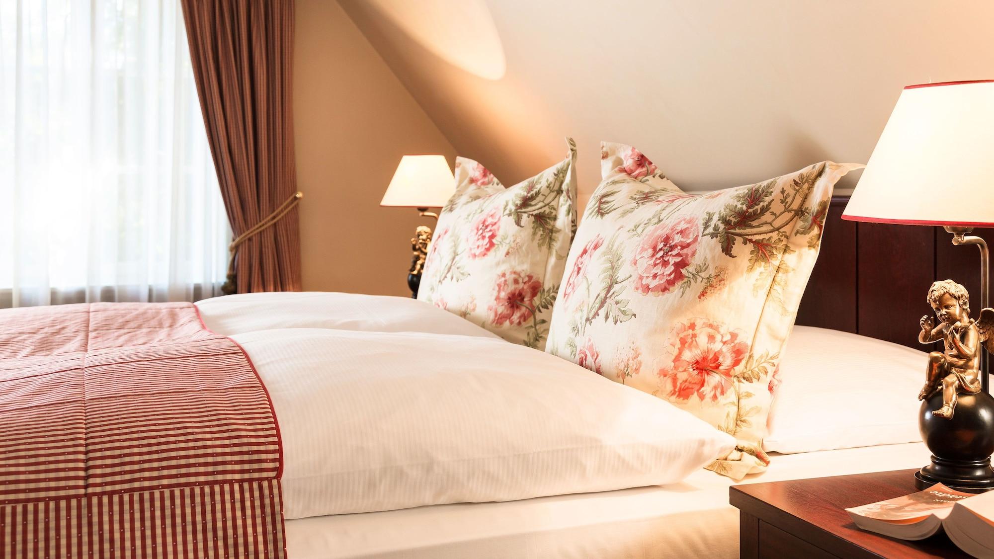 Althoff Hotel Fuerstenhof Celle Exterior foto A bed with cushions