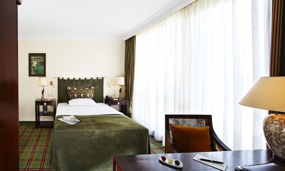 Althoff Hotel Fuerstenhof Celle Exterior foto A room at the hotel