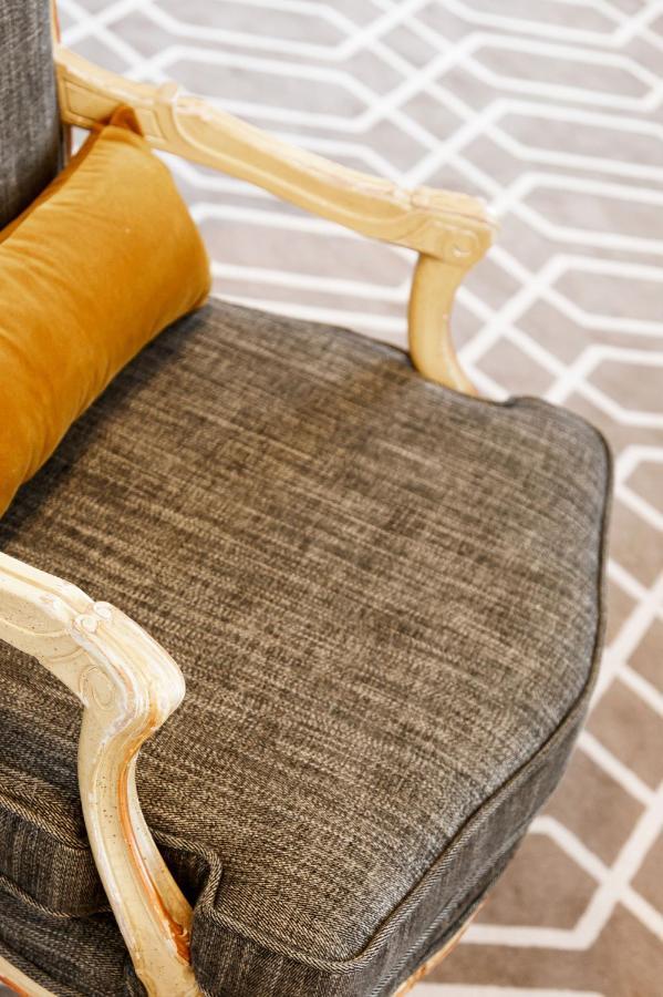 Althoff Hotel Fuerstenhof Celle Exterior foto A chair upholstered in tweed
