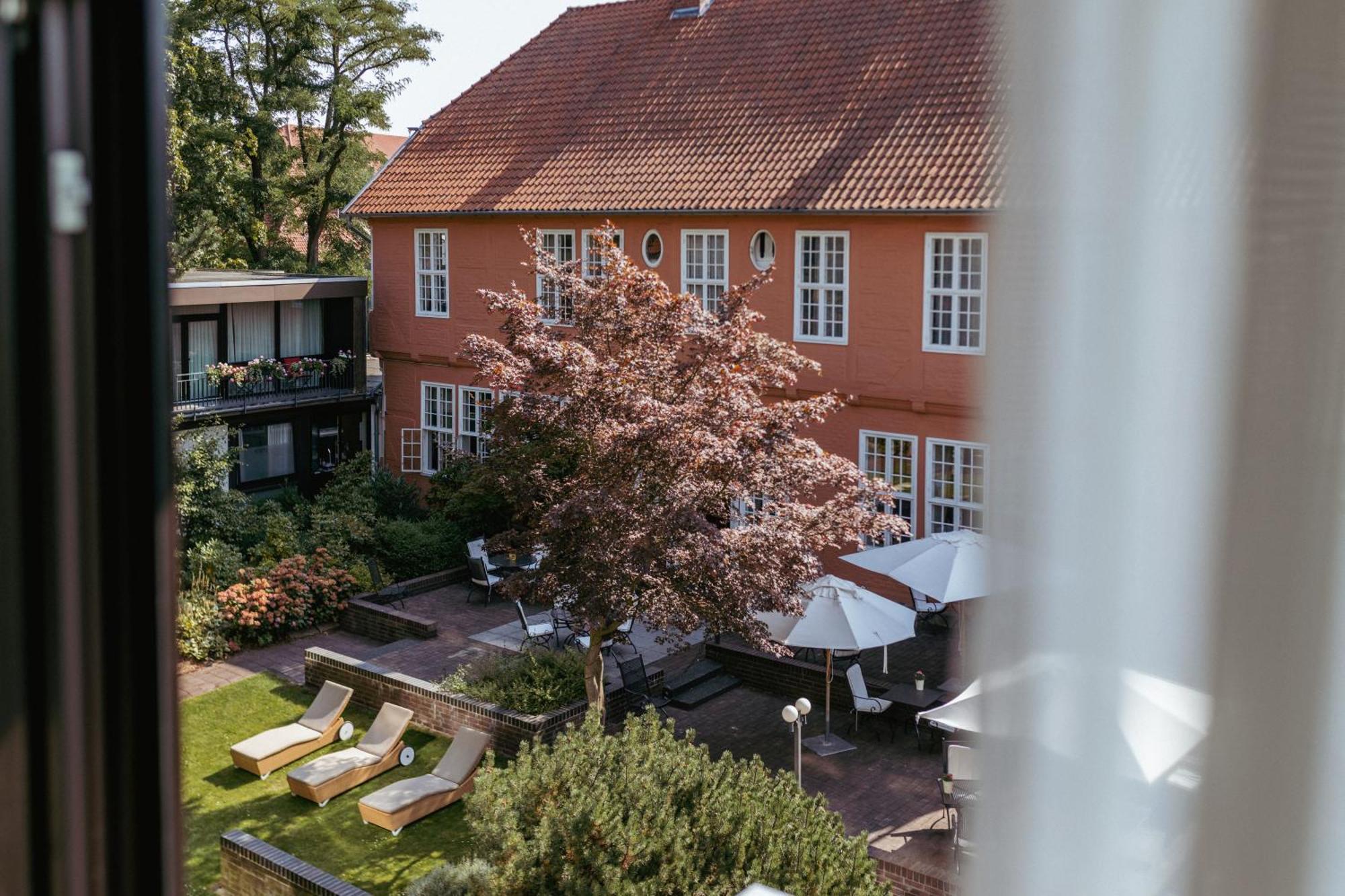 Althoff Hotel Fuerstenhof Celle Exterior foto The garden of the hotel