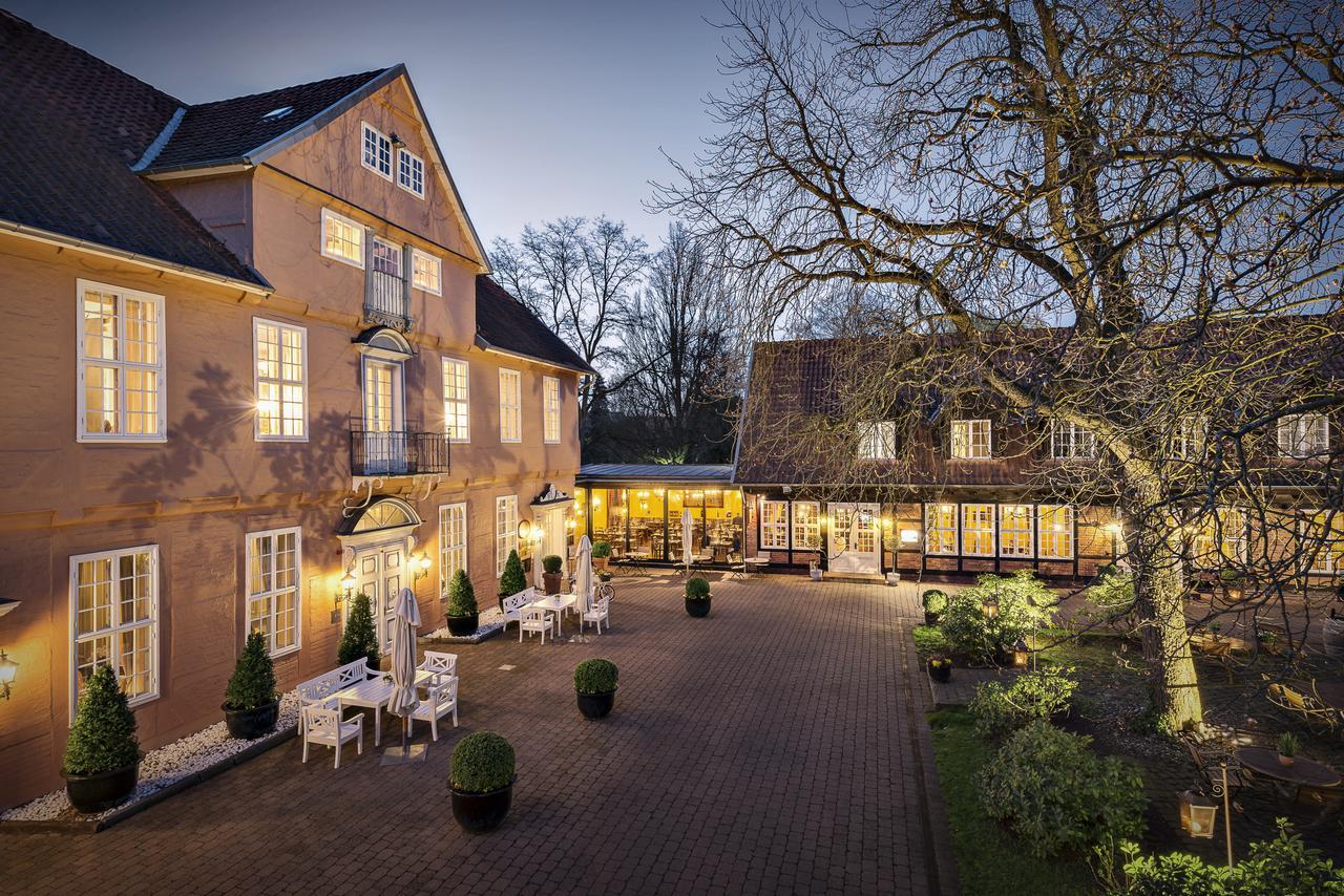 Althoff Hotel Fuerstenhof Celle Exterior foto The hotel's courtyard